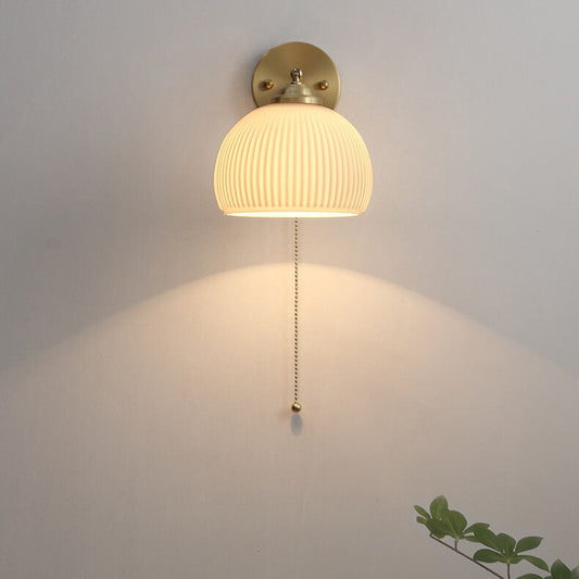 Applique murale nordique en laiton avec verre blanc rayé et cordon de tirage – 1 lumière