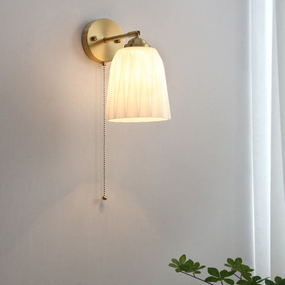 Applique murale nordique en laiton avec verre blanc rayé et cordon de tirage – 1 lumière