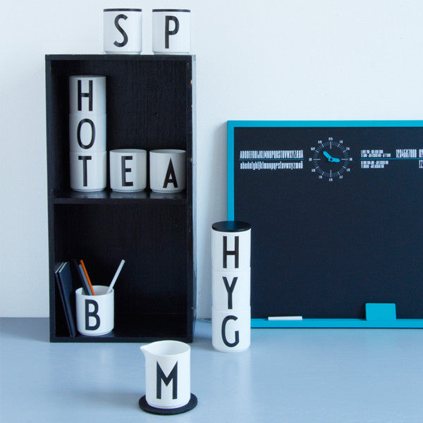 Tasse en porcelaine personnalisée avec lettre – Élégance typographique inspirée du design scandinave