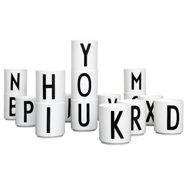 Tasse en porcelaine personnalisée avec lettre – Élégance typographique inspirée du design scandinave