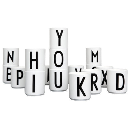 Tasse en porcelaine personnalisée avec lettre – Élégance typographique inspirée du design scandinave
