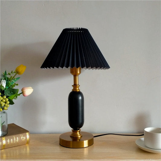 Lampe de table rétro avec abat-jour plissé et base colonne – Élégance intemporelle