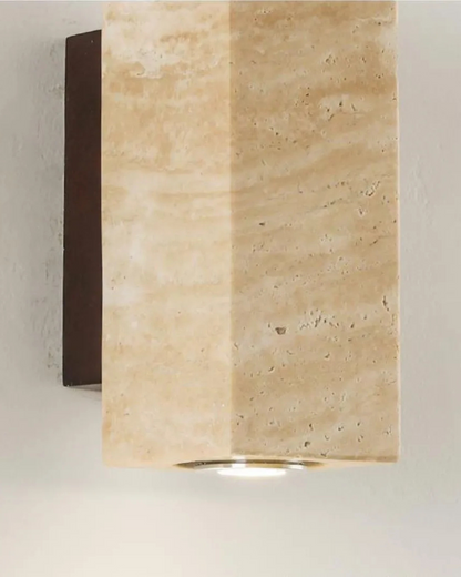 Applique Murale Le Bloc Éclatant – Alliance du Travertin Naturel et d’un Design Minimaliste