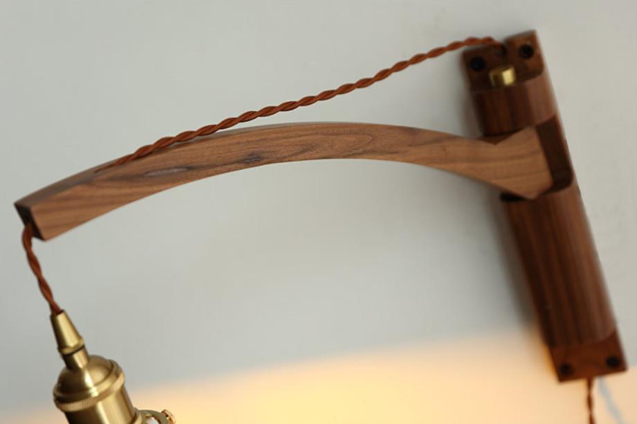 Applique Murale Rétractable en Verre Blanc Rayé avec Détail en Noyer – Style Nordique à 1 Lumière