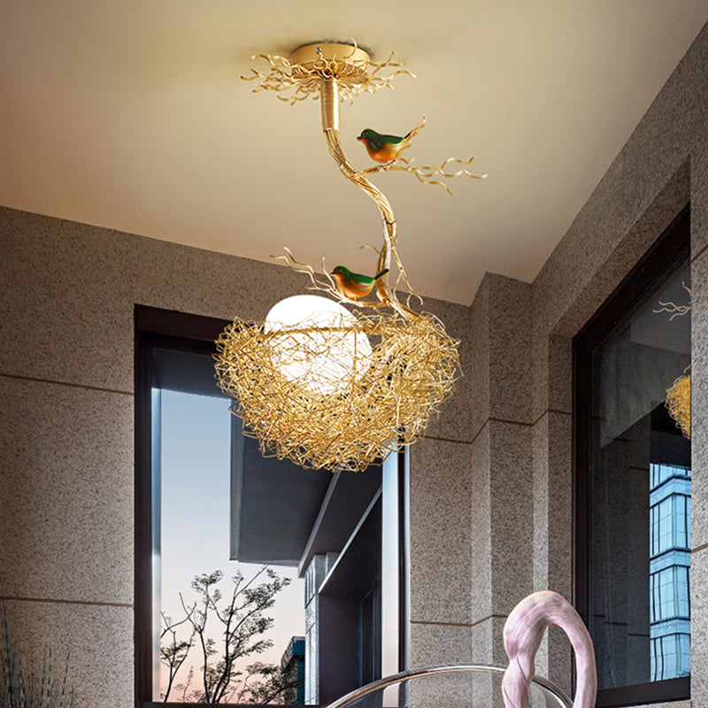 Suspension Artistique | Lustre en Verre Blanc Lait avec Oiseaux et Nid en Aluminium Cousu Main
