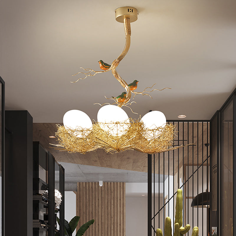 Suspension Artistique | Lustre en Verre Blanc Lait avec Oiseaux et Nid en Aluminium Cousu Main