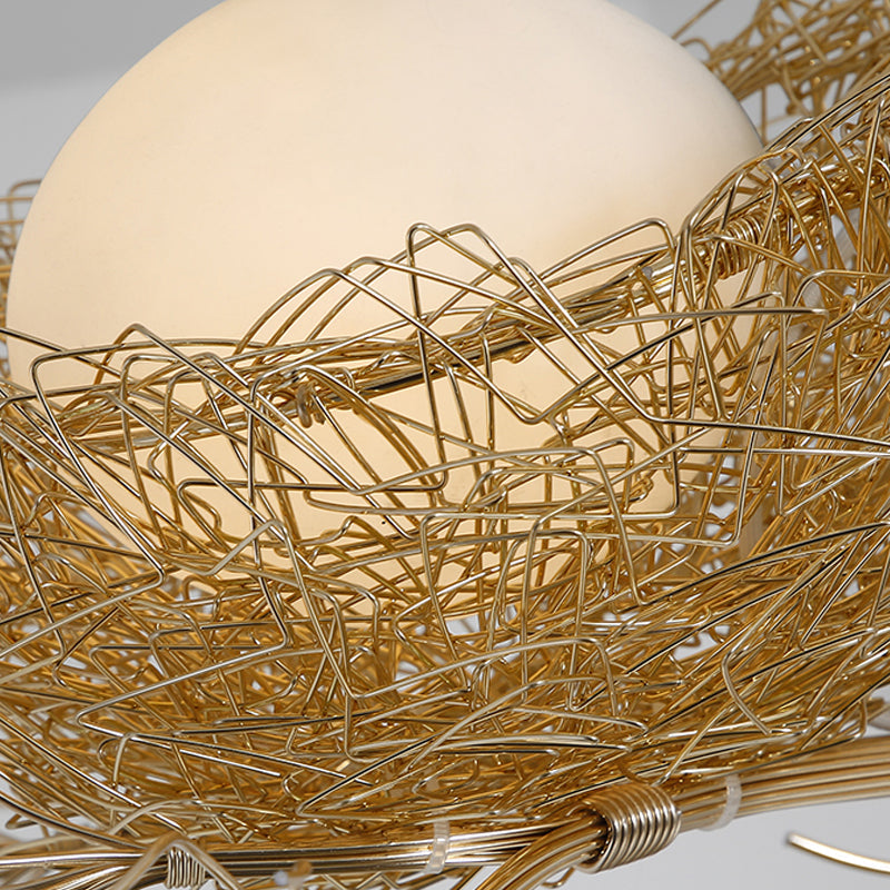 Suspension Artistique | Lustre en Verre Blanc Lait avec Oiseaux et Nid en Aluminium Cousu Main