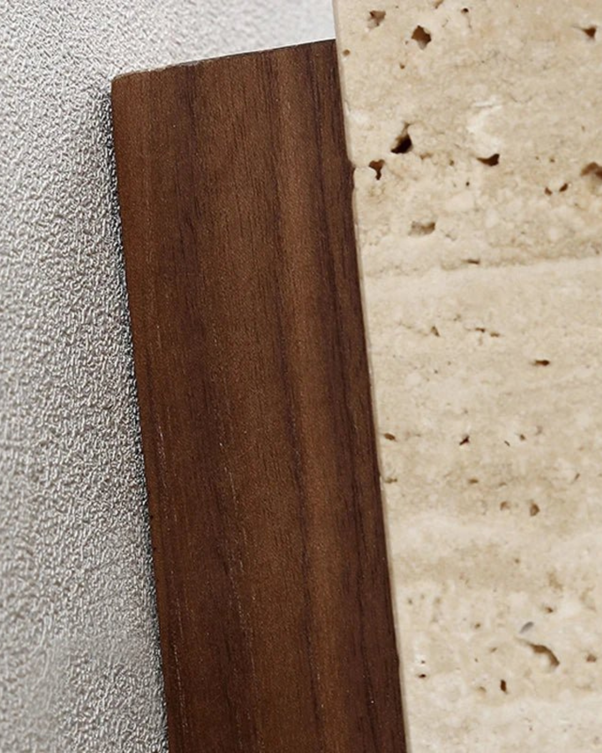Applique Murale Le Bloc Éclatant – Alliance du Travertin Naturel et d’un Design Minimaliste