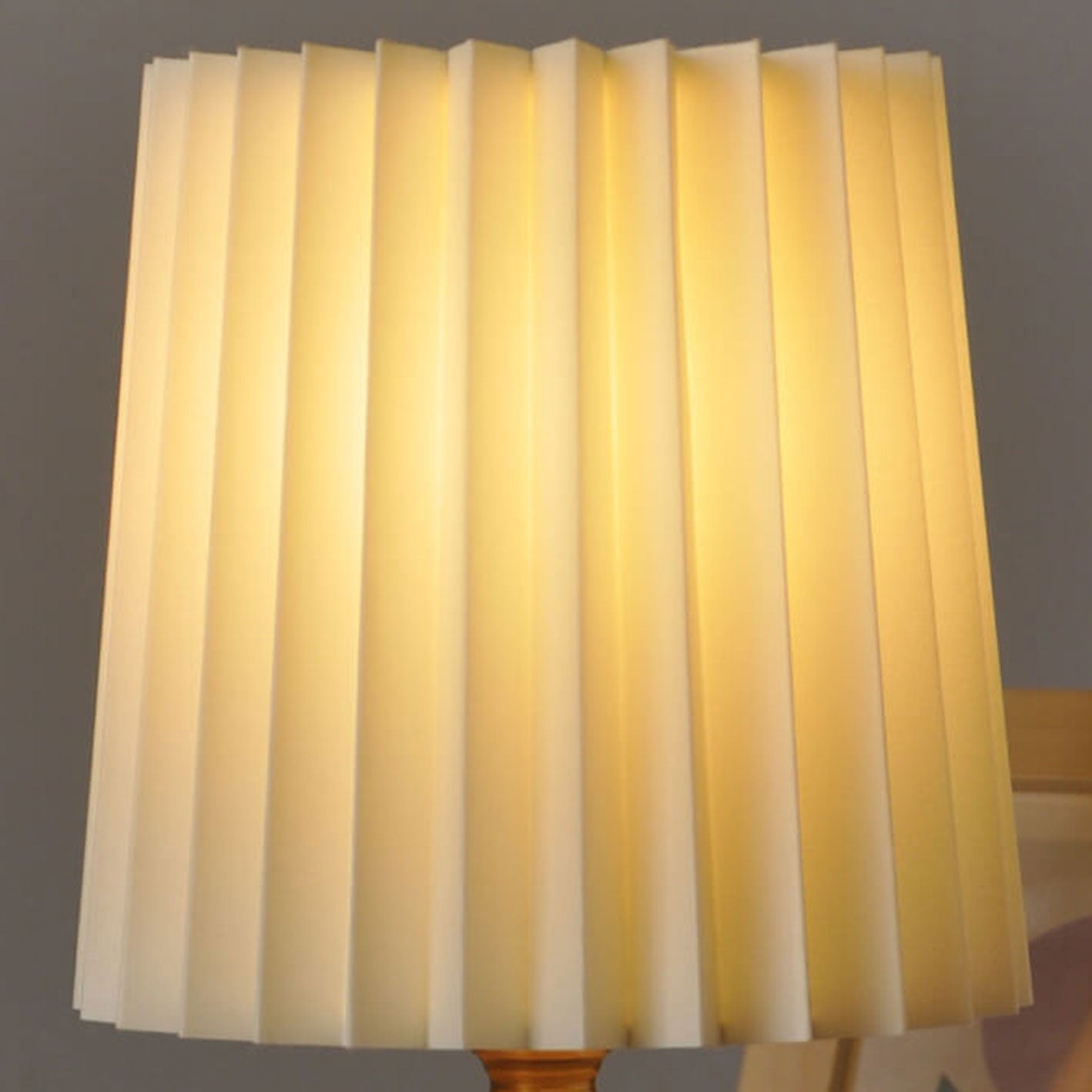 Lampe de Table Vintage Coréenne, Abat-Jour Plissé, Bois Massif