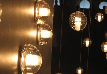 Applique Murale Sphère Soufflée à la Main – Demi-Sphère en Verre Coulé avec Effet Halo Lumineux