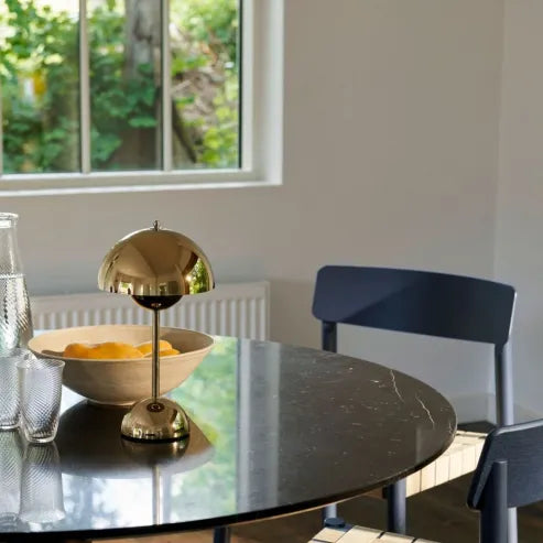 Flowerpot VP9 | Lampe de Table Minimaliste en Métal | Design Créatif et Élégant