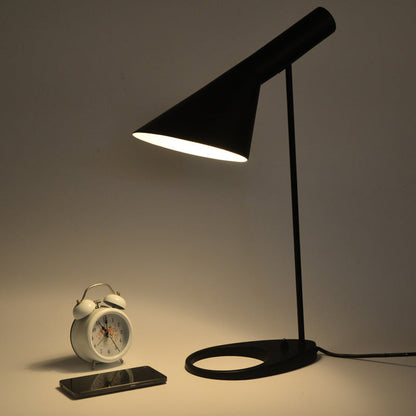 Lampe de Table AJ – Élégance Moderne et Fonctionnalité Réglable