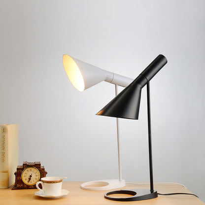 Lampe de Table AJ – Élégance Moderne et Fonctionnalité Réglable