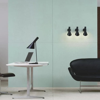 Lampe de Table AJ – Élégance Moderne et Fonctionnalité Réglable