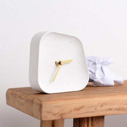 Horloge de Bureau en Ciment Silencieuse – Design Rétro Minimaliste avec Aiguilles Dorées