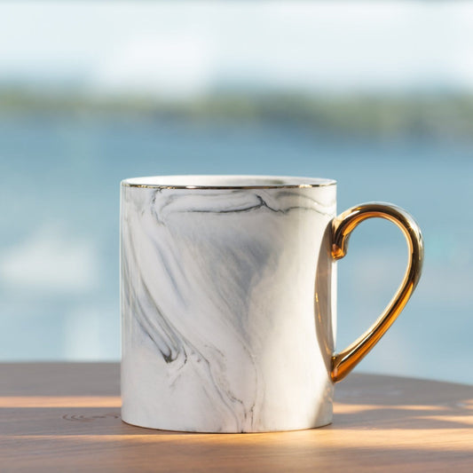 Tasse Dorée – Élégance Marbrée et Poignée Dorée