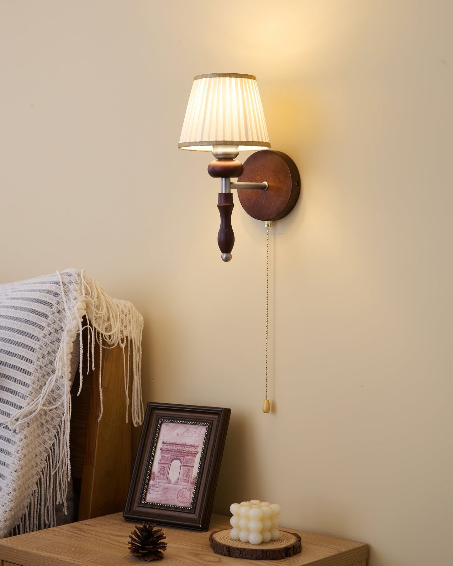 Applique Murale Vintage Celine – Élégance Classique en Bois et Tissu