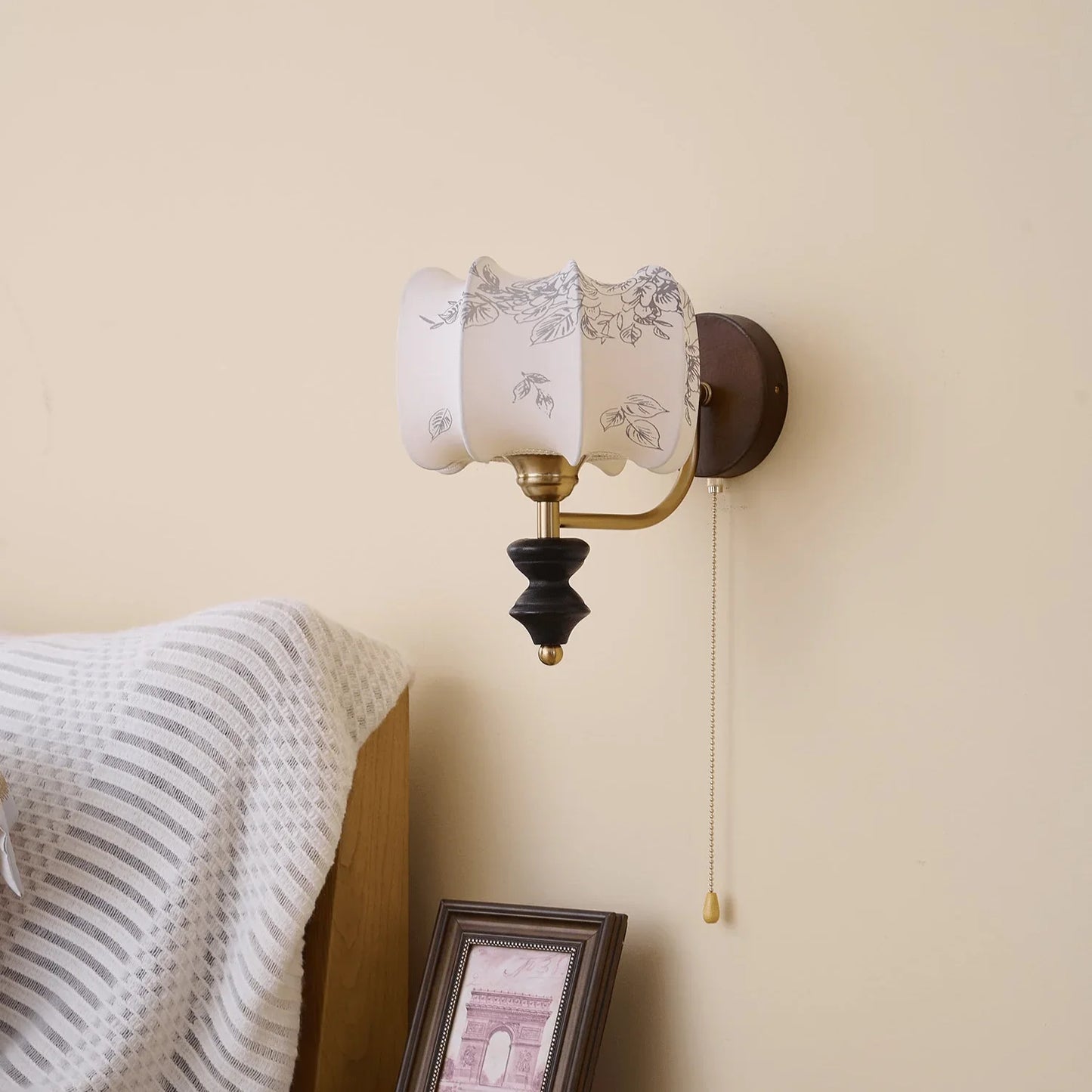 Applique Murale Vintage Celine – Élégance Classique en Bois et Tissu