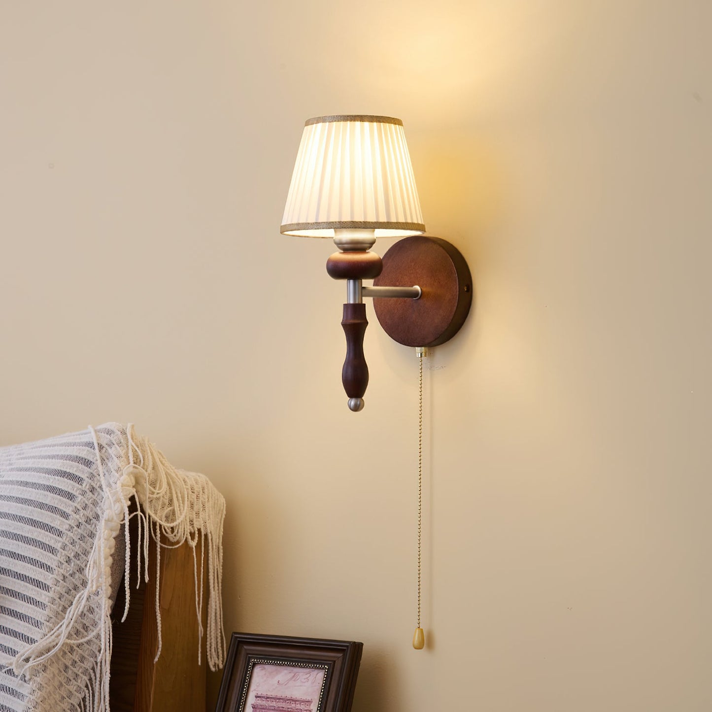 Applique Murale Vintage Celine – Élégance Classique en Bois et Tissu