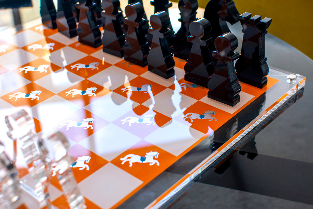 Échiquier Acrylique Orange, Design Cheval Unique