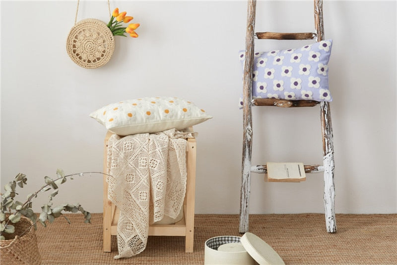 Daisy Embroidered – Housse de Coussin Fleurie Brodée