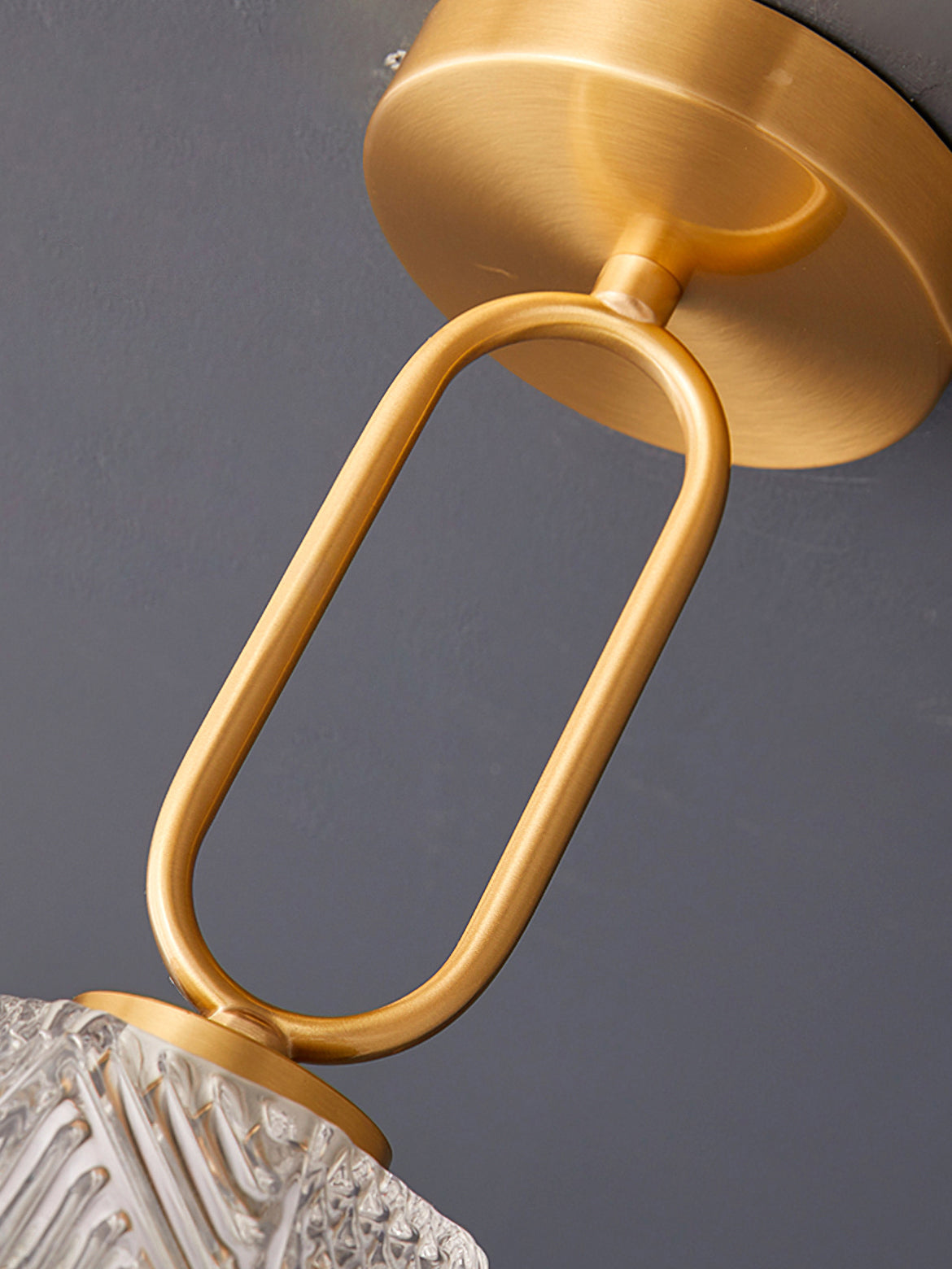 Plafonnier Art Déco en laiton et verre – coupe diamant élégante