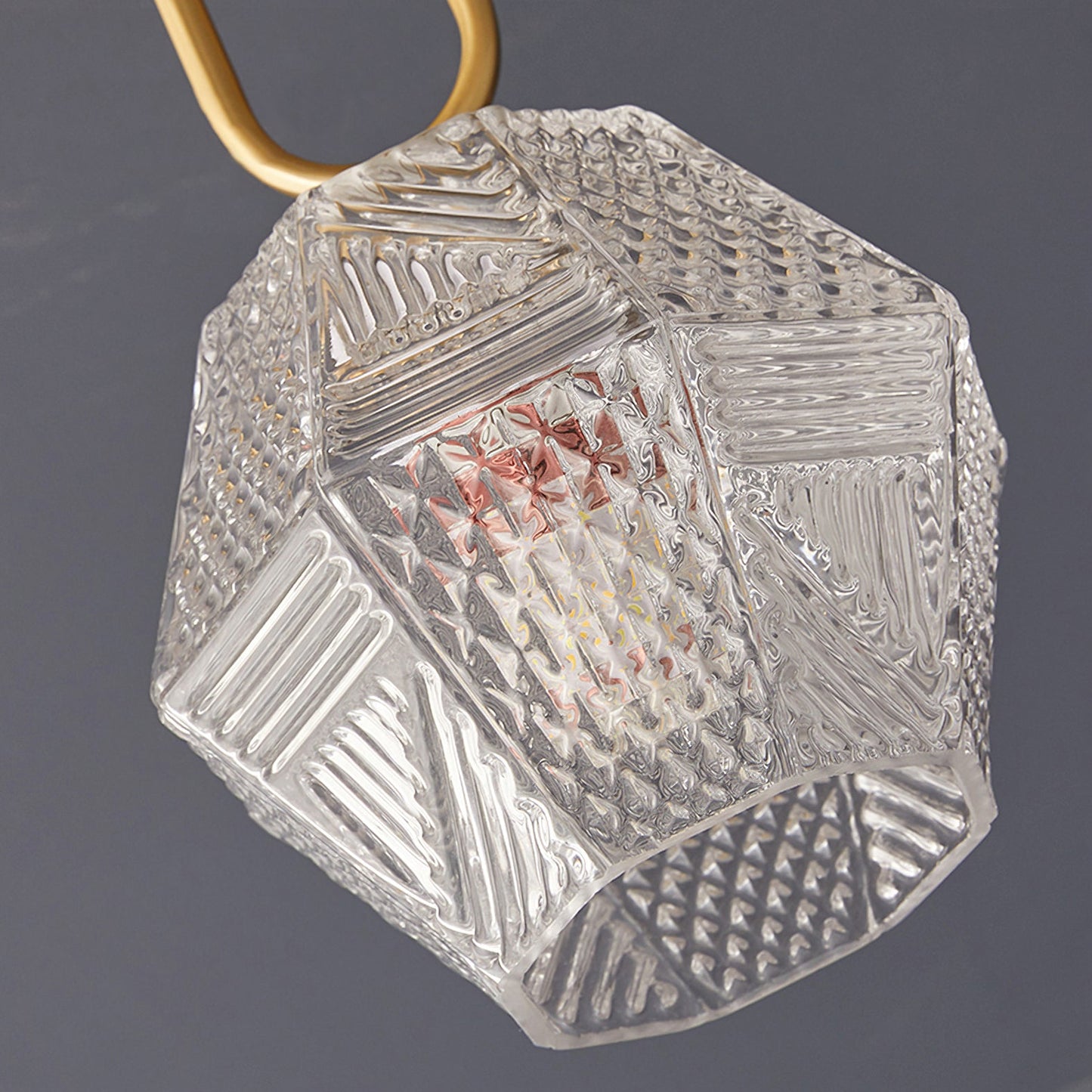 Plafonnier Art Déco en laiton et verre – coupe diamant élégante
