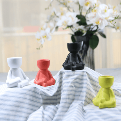 Cache-pot Céramique – Petit Personnage Assis pour Plantes Succulentes