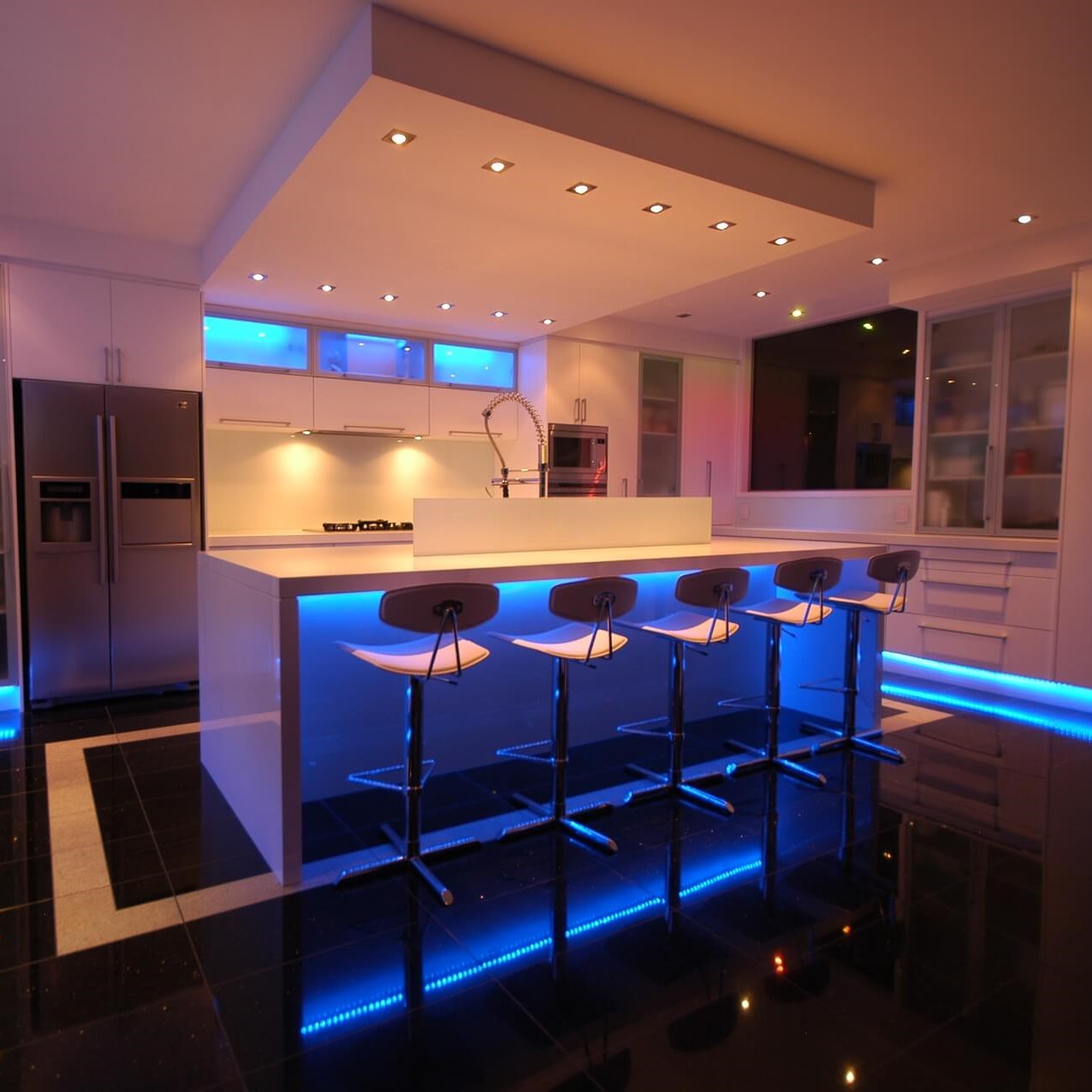 Ruban LED Couleur - Étanche et Flexible - Télécommande pour Réglage de Couleur et Luminosité - Rouleau de 5m - Éclairage Polyvalent et Puissant pour Intérieur et Extérieur