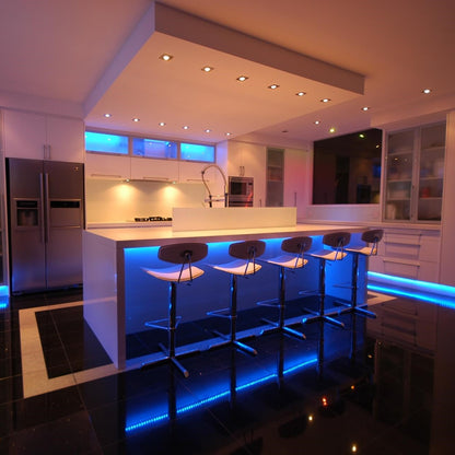 Ruban LED Couleur - Étanche et Flexible - Télécommande pour Réglage de Couleur et Luminosité - Rouleau de 5m - Éclairage Polyvalent et Puissant pour Intérieur et Extérieur