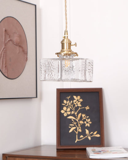 Suspension Jewel en verre martelé et laiton – éclat raffiné