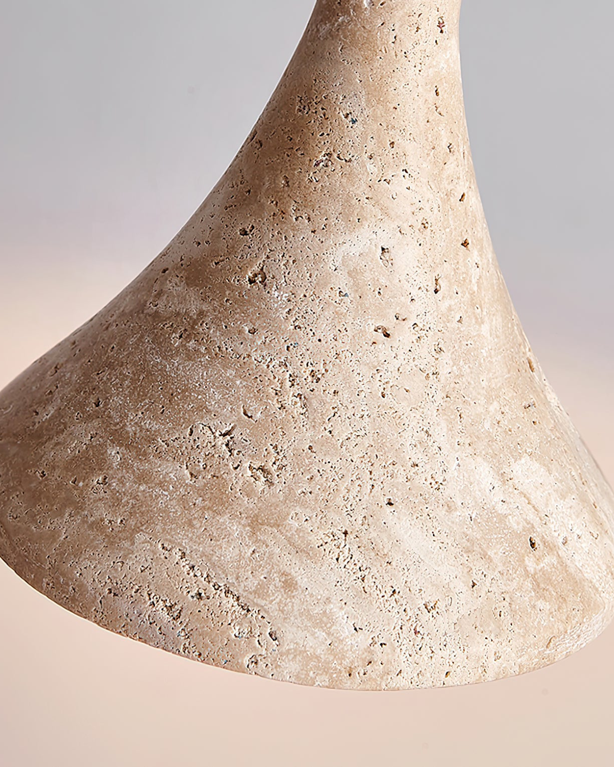 Suspension en Travertin Le Clairon – Éclairage Élégant et Naturel