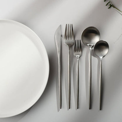 Set de couverts minimaliste - Élégance et Simplicité pour Votre Table