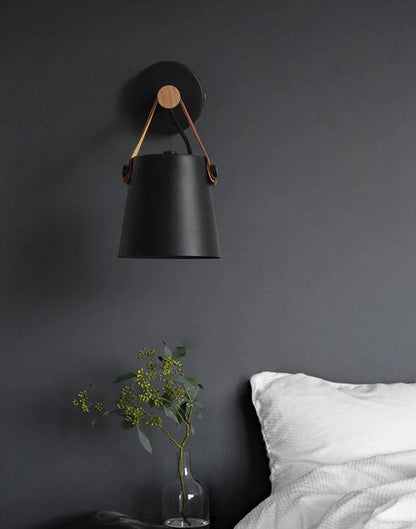 Bois et métal modernes – Applique murale en métal et bois avec sangle en cuir synthétique