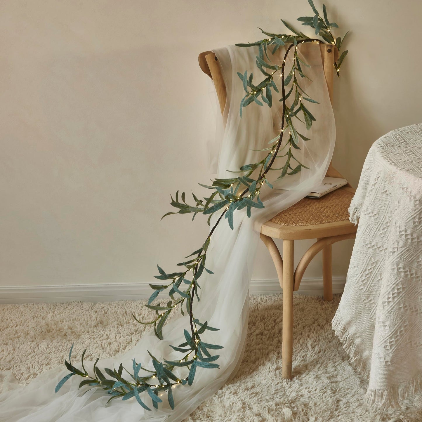 Branche Lumineuse d’Olivier – Élégance Naturelle et Éclat Enchanteur