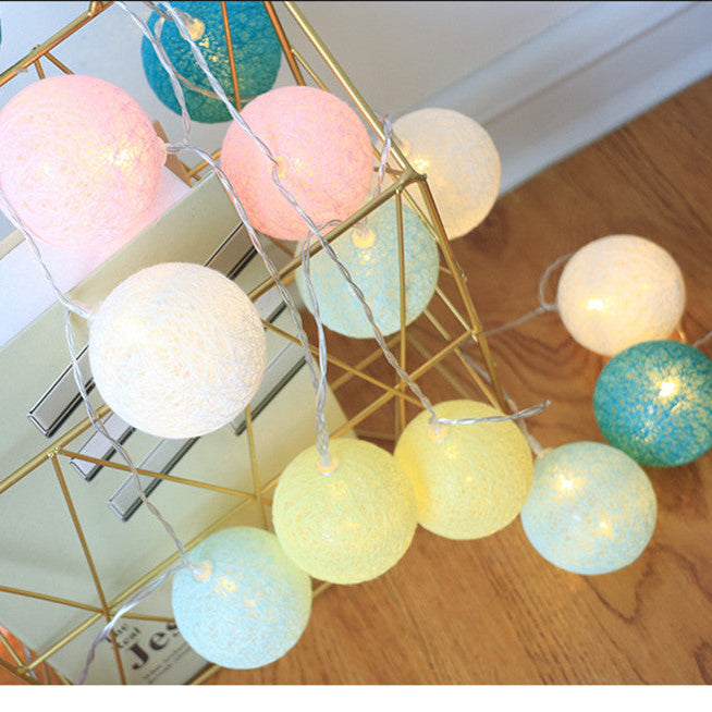 Cotton Ball Garland Light - Guirlande Lumineuse Boules de Coton - USB ou à Piles - Éclairage d'Ambiance Chaleureux - Différentes Longueurs et Couleurs - Idéale pour la Décoration Intérieure et les Cadeaux