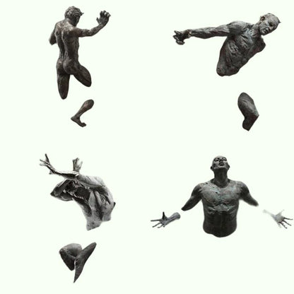 Sculpture Murale 3D en Résine Cuivrée – Homme Abstrait Grimpant à Travers le Mur