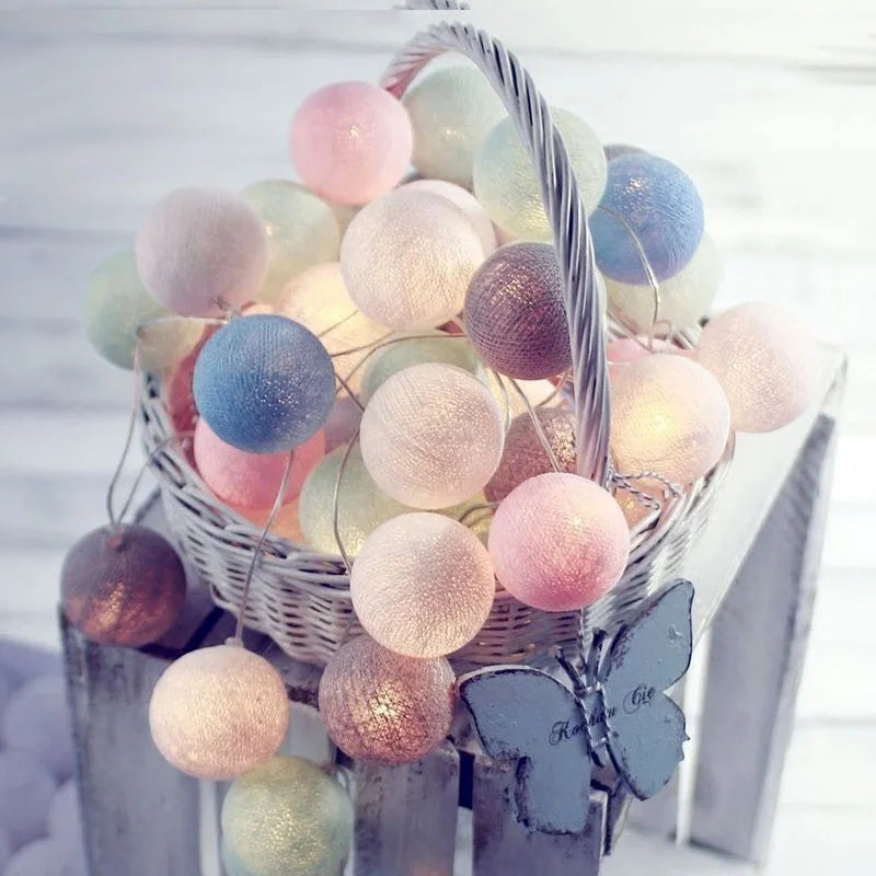 Cotton Ball Garland Light - Guirlande Lumineuse Boules de Coton - USB ou à Piles - Éclairage d'Ambiance Chaleureux - Différentes Longueurs et Couleurs - Idéale pour la Décoration Intérieure et les Cadeaux