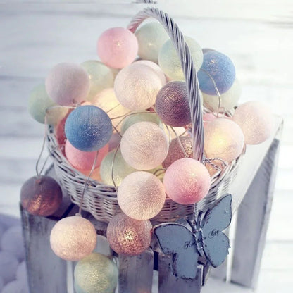 Cotton Ball Garland Light - Guirlande Lumineuse Boules de Coton - USB ou à Piles - Éclairage d'Ambiance Chaleureux - Différentes Longueurs et Couleurs - Idéale pour la Décoration Intérieure et les Cadeaux