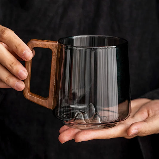 Tasse à Café Verre Gris Fumé avec Poignée en Noyer 450ml