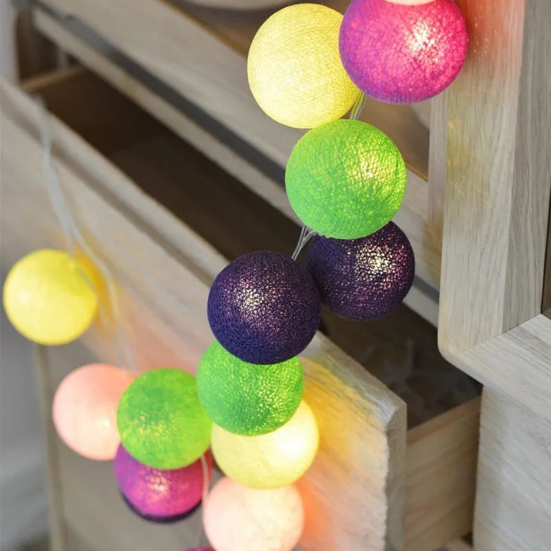 Cotton Ball Garland Light - Guirlande Lumineuse Boules de Coton - USB ou à Piles - Éclairage d'Ambiance Chaleureux - Différentes Longueurs et Couleurs - Idéale pour la Décoration Intérieure et les Cadeaux