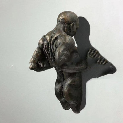 Sculpture Murale 3D en Résine Cuivrée – Homme Abstrait Grimpant à Travers le Mur