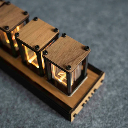 Horloge numérique artisanale en bois avec affichage lumineux style Nixie