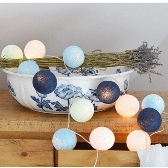 Cotton Ball Garland Light - Guirlande Lumineuse Boules de Coton - USB ou à Piles - Éclairage d'Ambiance Chaleureux - Différentes Longueurs et Couleurs - Idéale pour la Décoration Intérieure et les Cadeaux