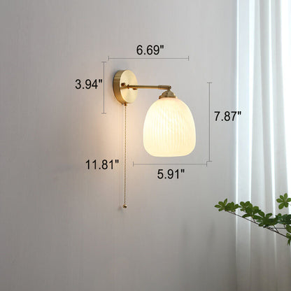 Applique murale nordique en laiton avec verre blanc rayé et cordon de tirage – 1 lumière