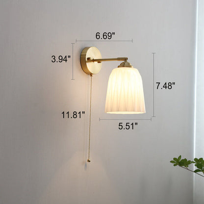 Applique murale nordique en laiton avec verre blanc rayé et cordon de tirage – 1 lumière