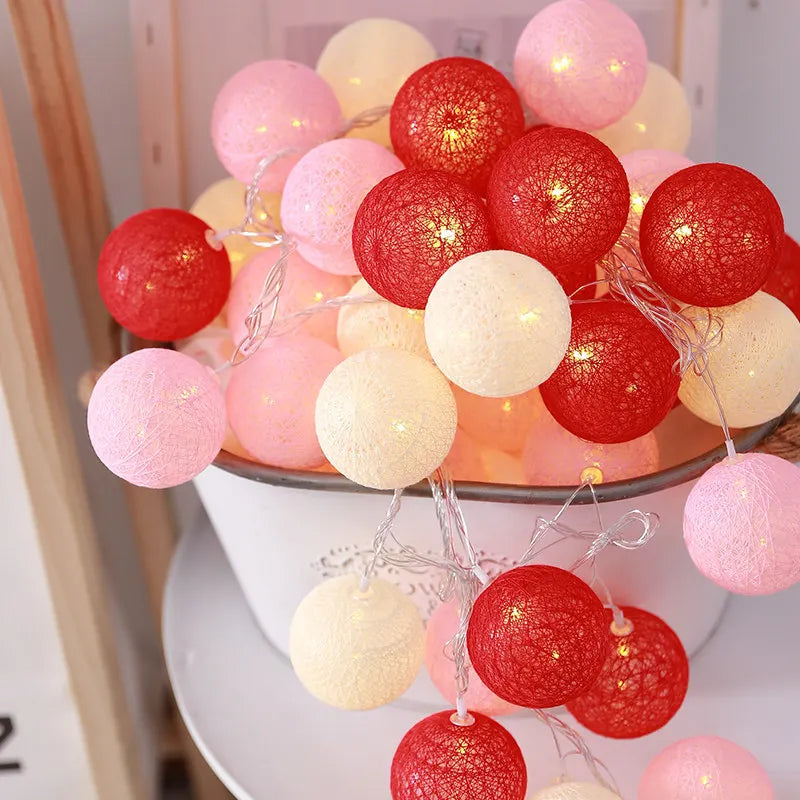 Cotton Ball Garland Light - Guirlande Lumineuse Boules de Coton - USB ou à Piles - Éclairage d'Ambiance Chaleureux - Différentes Longueurs et Couleurs - Idéale pour la Décoration Intérieure et les Cadeaux