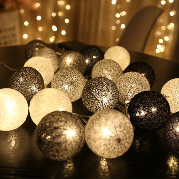 Cotton Ball Garland Light - Guirlande Lumineuse Boules de Coton - USB ou à Piles - Éclairage d'Ambiance Chaleureux - Différentes Longueurs et Couleurs - Idéale pour la Décoration Intérieure et les Cadeaux