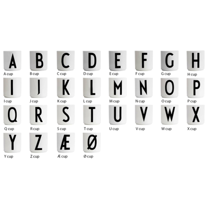 Tasse en porcelaine personnalisée avec lettre – Élégance typographique inspirée du design scandinave