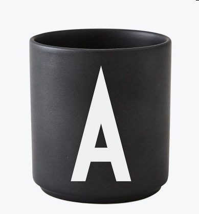 Tasse en porcelaine personnalisée avec lettre – Élégance typographique inspirée du design scandinave